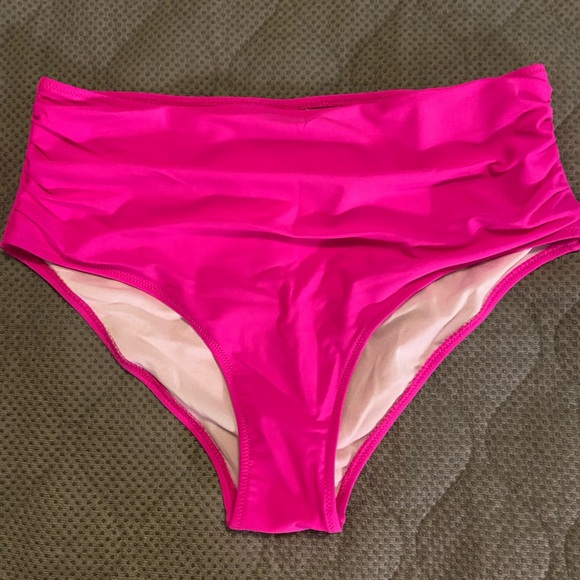 Hot pink bikini - Picture 5 of 6